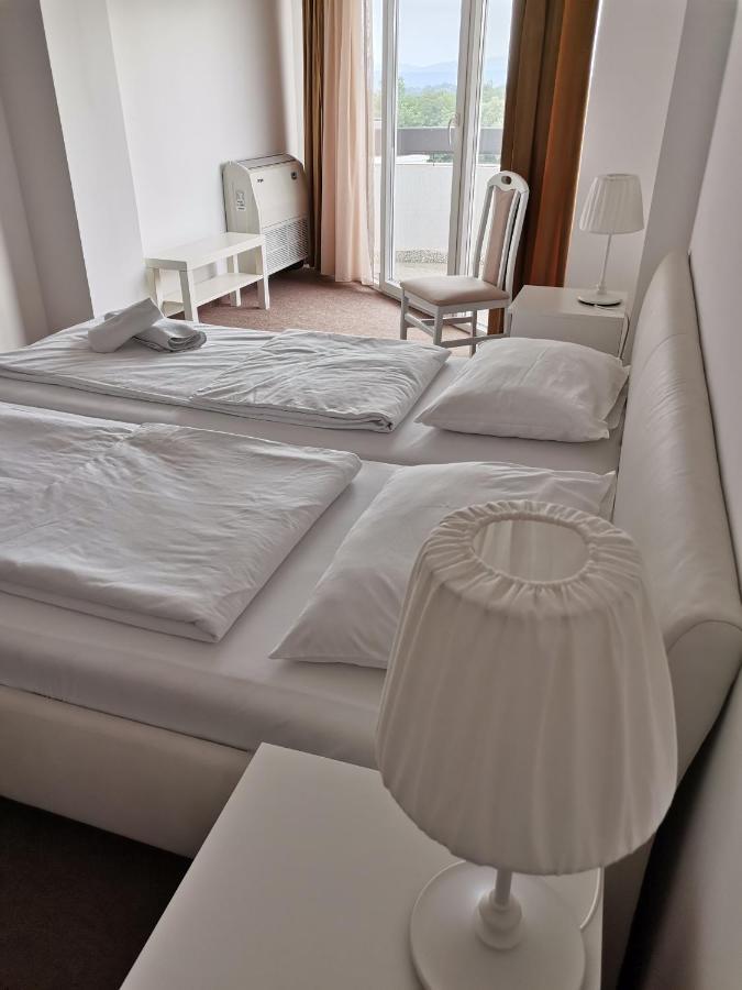Plaza Hotel Varvarin ภายนอก รูปภาพ