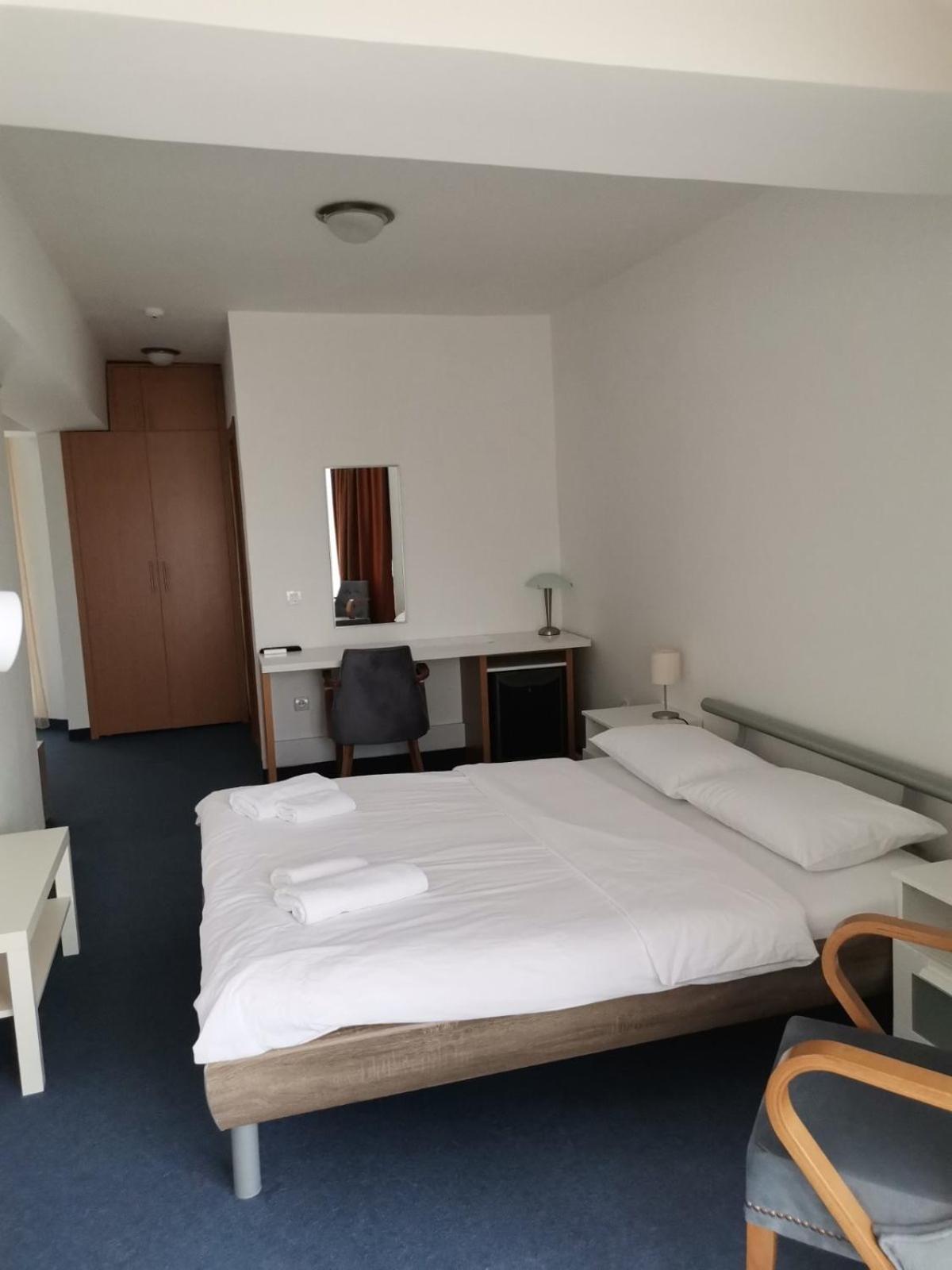 Plaza Hotel Varvarin ภายนอก รูปภาพ